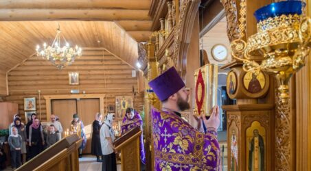 В Неделю Крестопоклонную в храме Иоанна Предтечи совершена Божественная литургия